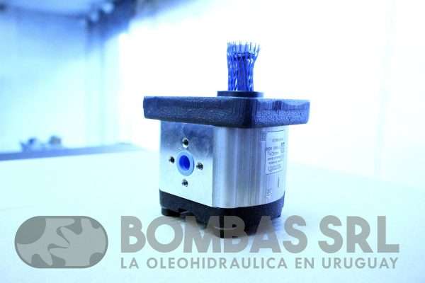Bomba Hidraulica Rexroth 11 cm3 - Tapa Rectangular 36,5mm- Eje Conico 1.8